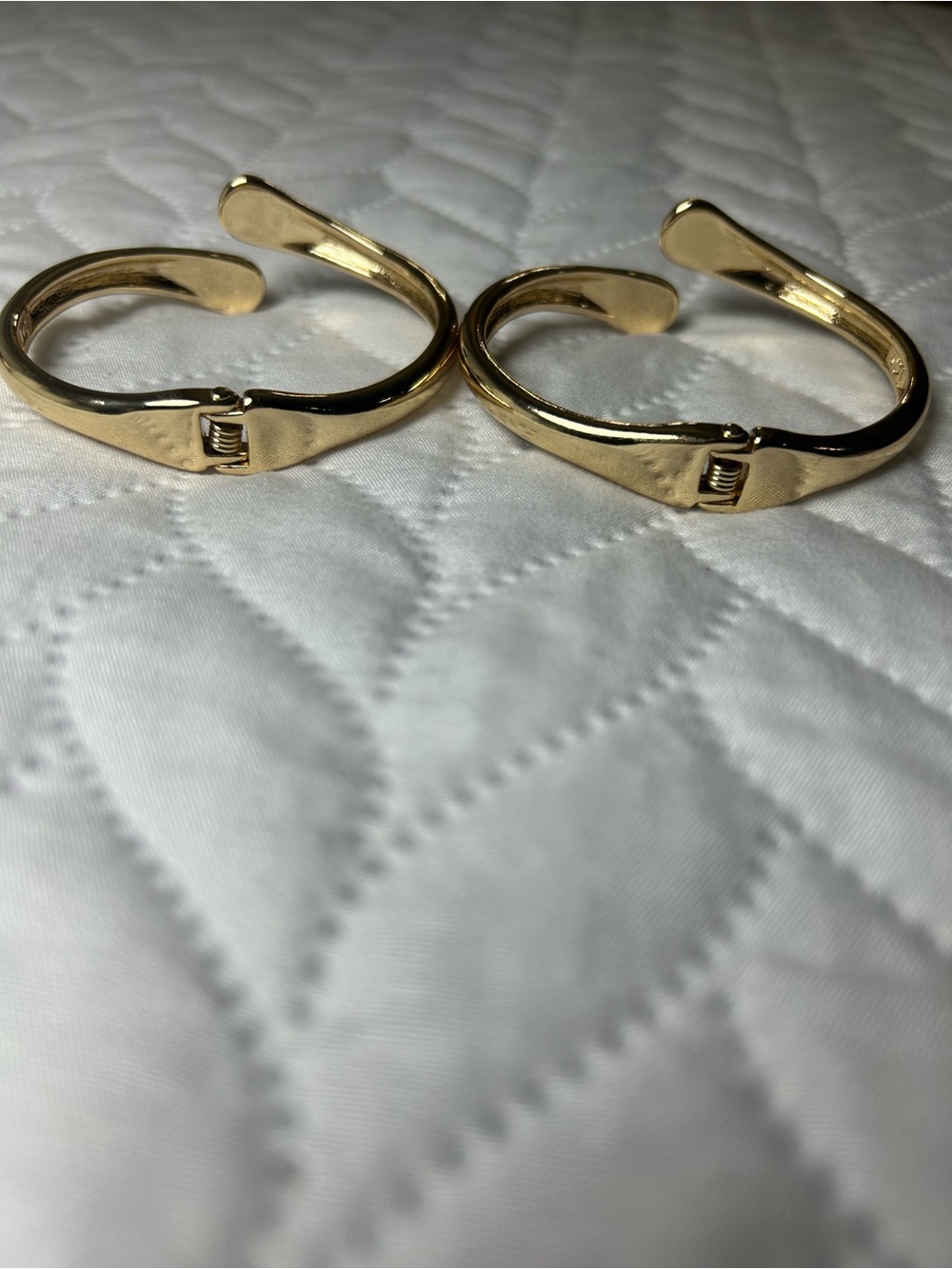 Vintage Y2K Liz Claiborne LC Gold Tone Hinge Bangle Bracelets Set of 2 - Picture 4 of 5